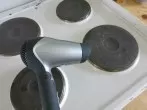 Hartnäckige Fettspritzer mit Föhn entfernen