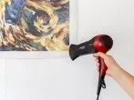 Das lösen von Postern von der Wand