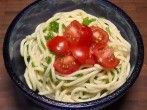 <strong>Spaghettisalat</strong> mit Schnittlauch und <strong>Knoblauch&ouml;l</strong>