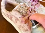 Stoffschuhe mit Sprühstärke reinigen