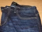Ausbleichen von neuen Jeans verhindern