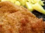 Schnitzel mit Zitronensaft panieren
