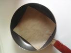 Fettlos braten mit Backpapier in der Pfanne