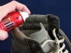 Keine dunklen Flecken in neuen Schuhen mit Haarspray