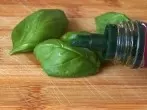 Frische Kräuter mit Speiseöl beträufeln