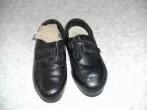 Schuhe polieren mit Nylonstrumpf
