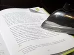 Knicke in Heften und Büchern herausbügeln