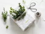 Geschenke in Zeitungspapier verpacken