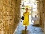 Abgeschnittene Nylonstrumpfhose unter R&ouml;cken und Kleidern