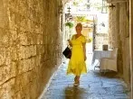 Abgeschnittene Nylonstrumpfhose unter Röcken und Kleidern