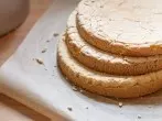 Dreiteiligen Tortenboden auf einmal backen mit rundem Backpapier