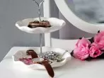 Etagere und Toilettenpapierrolle als Schmuckhalter