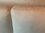 Haarfarbe von Kunstledercouch mit Nagellackentferner entfernen