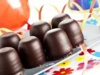 Schokoküsse als Platzkärtchen für Kindergeburtstag
