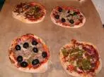 Brötchenteig aus der Dose für schnelle Minipizzen