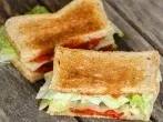 Tomatensoßen-Reste aufs Brot