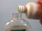 Leere Flüssigseifen-Behälter für Duschbad oder Shampoo verwenden