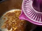 Angebrannte Reste in Edelstahltöpfen mit Zitronensaft entfernen