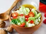 Salatdressing mit Himbeeressig und Walnussöl