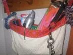 Hängende Tasche am Regal