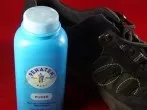 Puder gegen quietschende Schuhe