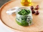 Pesto hält länger mit Olivenöl
