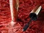 Eingetrockneter Mascara