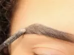 Ausdrucksstarke, helle Augenbrauen mit wasserfester Wimperntusche