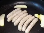Bratwurst mit Apfel