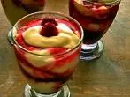 Mascarpone-Creme mit Obstpüree im Glas