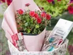 Mit gebrauchtem Geschenkpapier gestaltete Geschenkkartons