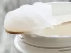 Knarrende Türe mit Vaseline schmieren