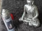 Flecken auf dem Teppich mit Backofenspray entfernen