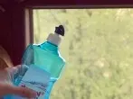 Fenster mit Klarspüler putzen