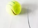 Absatzspuren auf Böden mit Tennisball wegradieren
