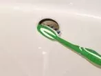 Waschbeckenüberlauf reinigen