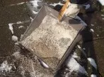 Asche streuen bei Glatteis