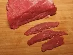 Fleisch ganz fein schneiden - zwei Stunden in den Gefrierschrank