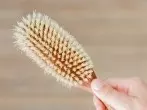 Haarbürsten schnell und nebenbei mit Schmierseife reinigen