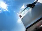 Stromschlag beim Aussteigen aus dem Auto vermeiden