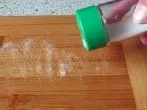 Riechende Schneidbretter von Gerüchen befreien