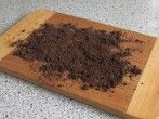 Schneidebrett mit altem Kaffeesatz reinigen