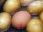 Beim <strong>Pellkartoffelkochen</strong> Eier mitkochen