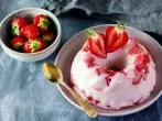Vanillepudding mit frischen Erdbeeren