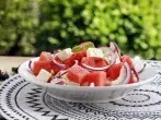 Melonensalat mit Schafskäse und roten Zwiebeln