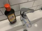 Haarfarbe auf Badezimmerarmaturen / Waschbecken entfernen