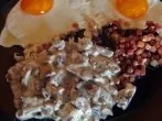 Rahm-Champignons mit Speck und Ei