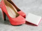 Flecken auf (weißen) Lederschuhen entfernen