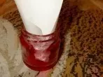 Fliegenfalle - Glas mit Marmelade und Papiertrichter