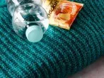 Flecken aus Wollkleidung mit Backpulver & Mineralwasser entfernen